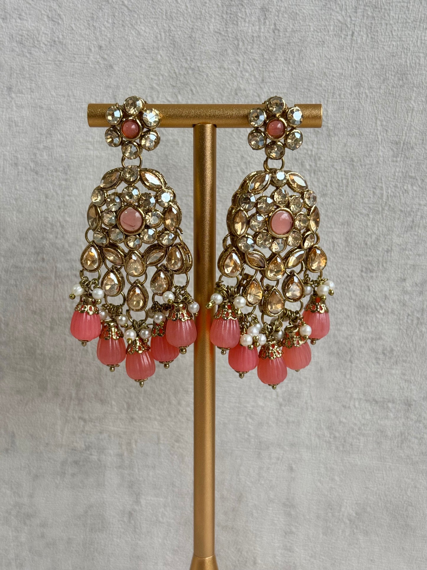 Ayura Designs Rubiya Set in Gold & Peach – Regal Radiance Adorned with Pearls & Kundan Elegance