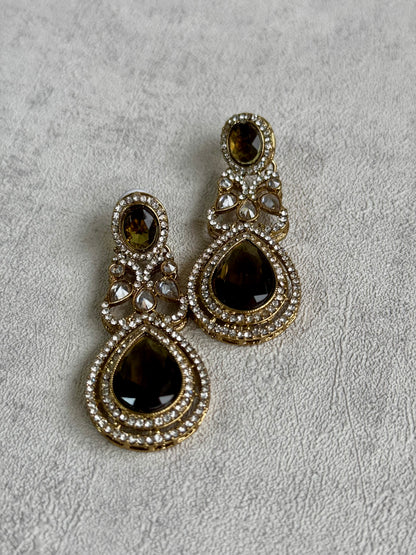 Ayura Designs Falak Set – Exquisite Kundan Stones Adorned with Olive Green Sapphires