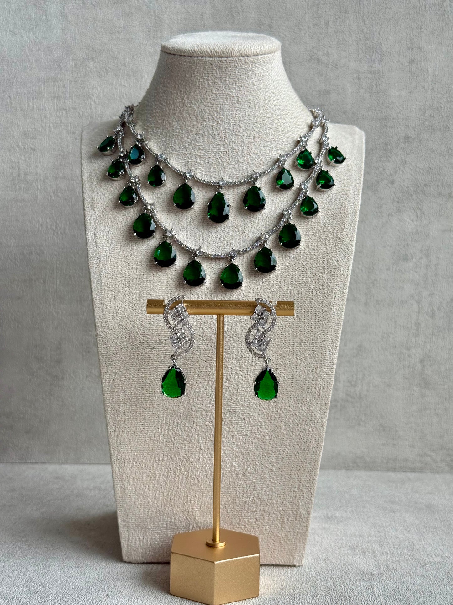 Ayura Designs Nida Set with Necklace & Earrings – Emerald Green Stones, Diamond-Cut Accents & Silver Finish
