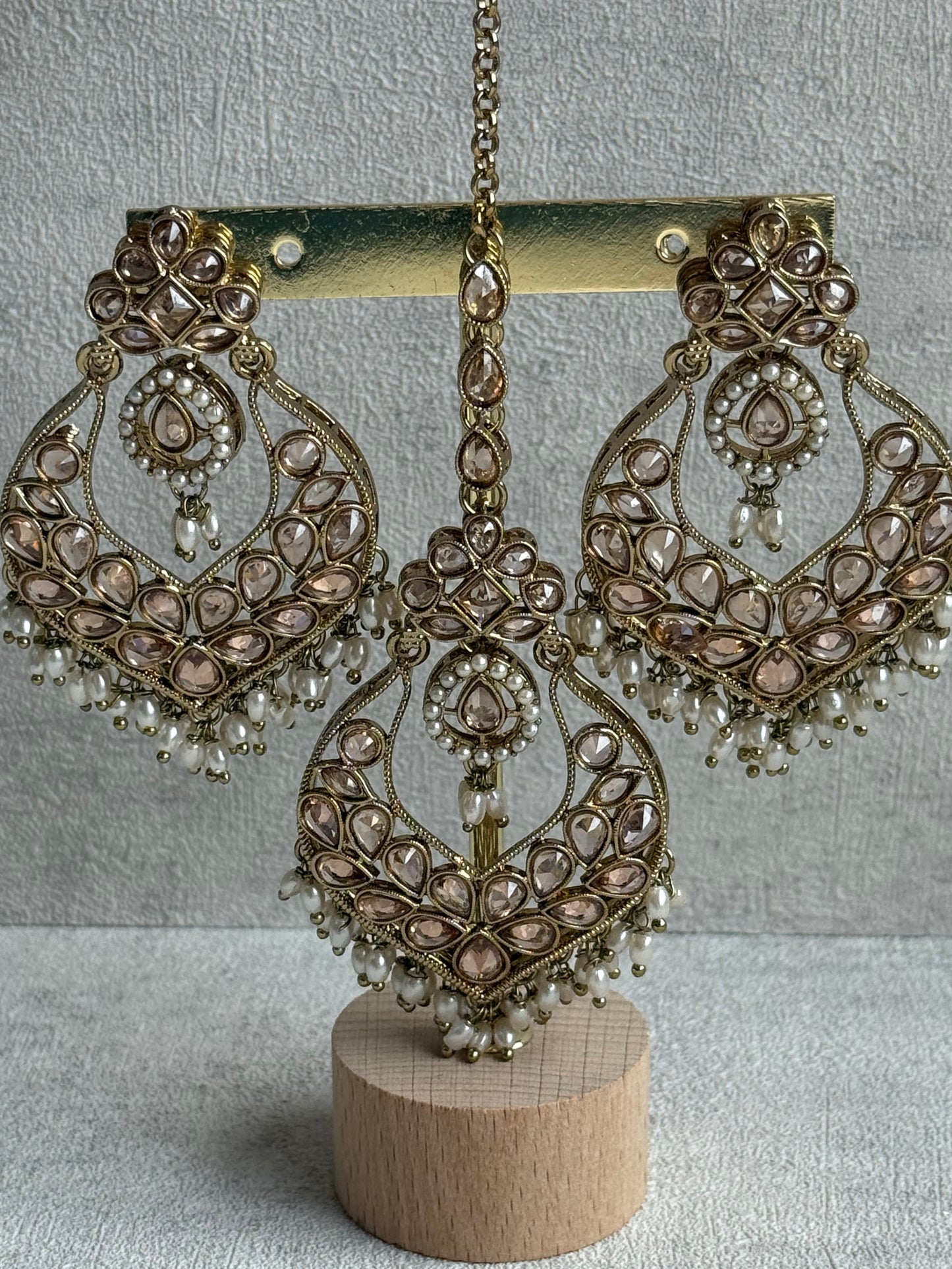 Ayura Designs Damini Tikka Set – Mirror-Cut Champagne Kundan Earrings & Tikka with Pearl Detailing