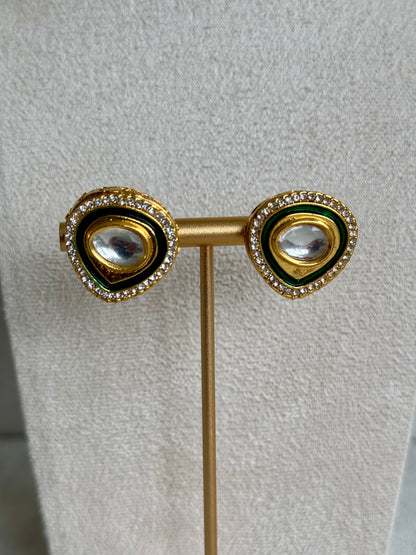 Ayura Designs Sehaj Choker Set – Emerald Green & Gold Kundan Choker with Matching Stud Earrings in Teardrop Design