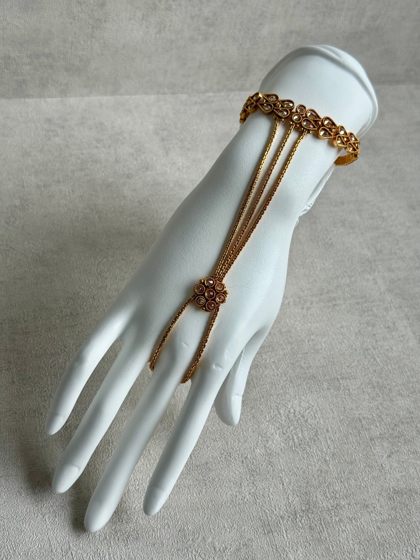 Ayura Designs Paru Haathphool – Single Hand Ornament with Kundan Detailing & Gold Finish