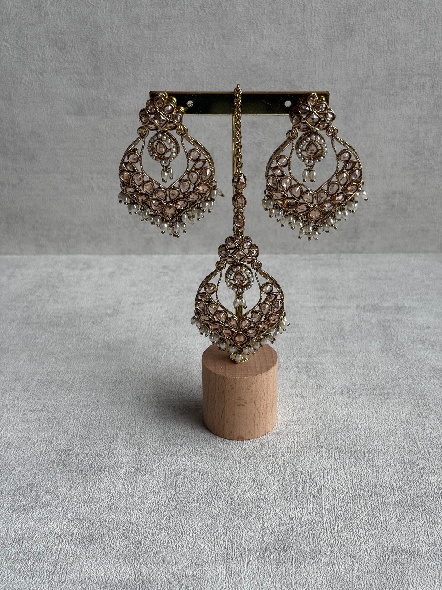 Ayura Designs Damini Tikka Set – Mirror-Cut Champagne Kundan Earrings & Tikka with Pearl Detailing