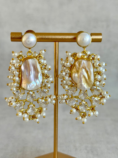 Ayura Designs Niamh Tikka Set – Baroque Pearl & Crystal Cluster Detailing in Antique Gold