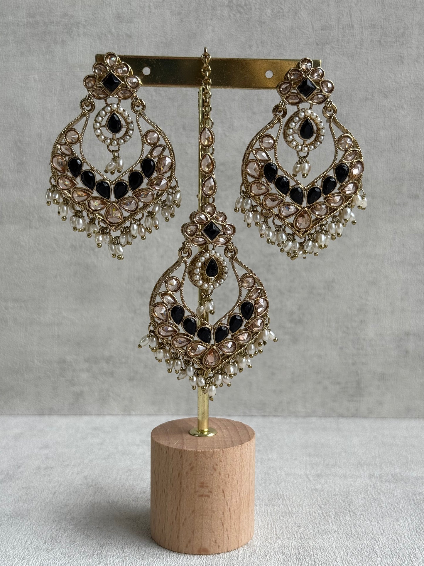 Ayura Designs Damini Tikka Set – Mirror-Cut Kundan Earrings & Tikka with Black Enamel and Pearl Detailing