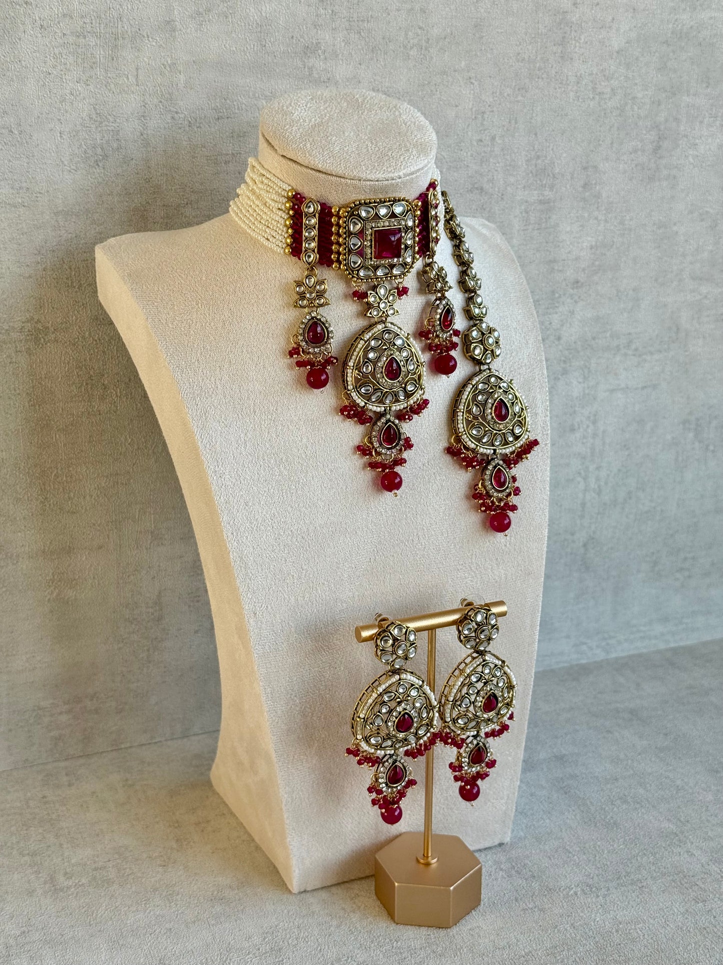 Ayura Designs Zarmeen Choker Set with Earrings & Tikka – Mirror-Cut Stones, Antique Gold Finish and Fuchsia Beads