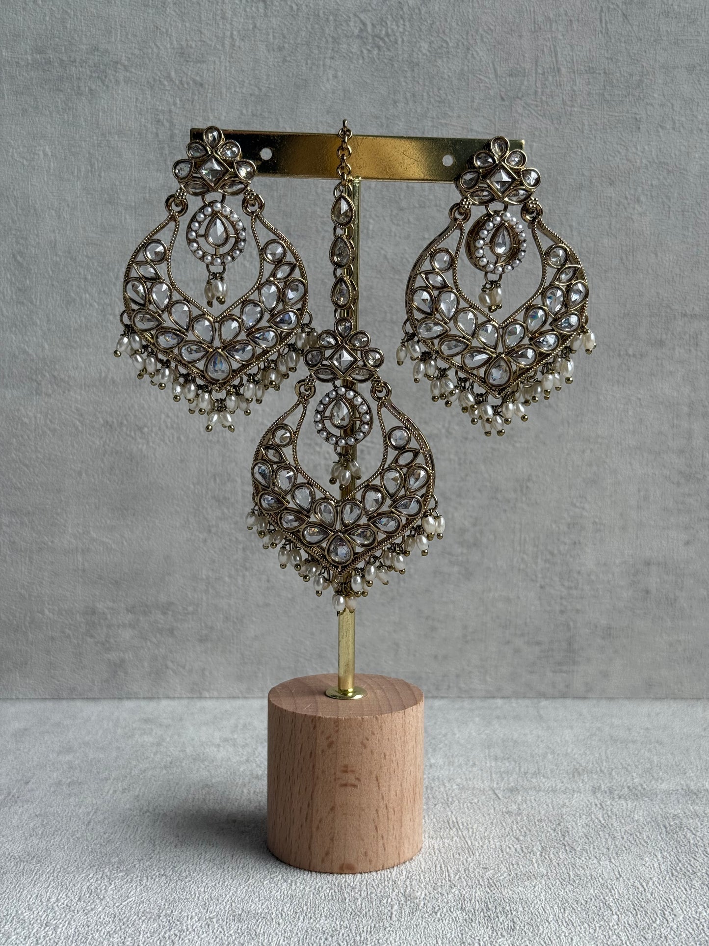 Ayura Designs Damini Tikka Set – Mirror-Cut Crystal Kundan Earrings & Tikka with Pearl Detailing