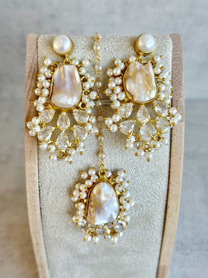 Ayura Designs Niamh Tikka Set – Baroque Pearl & Crystal Cluster Detailing in Antique Gold