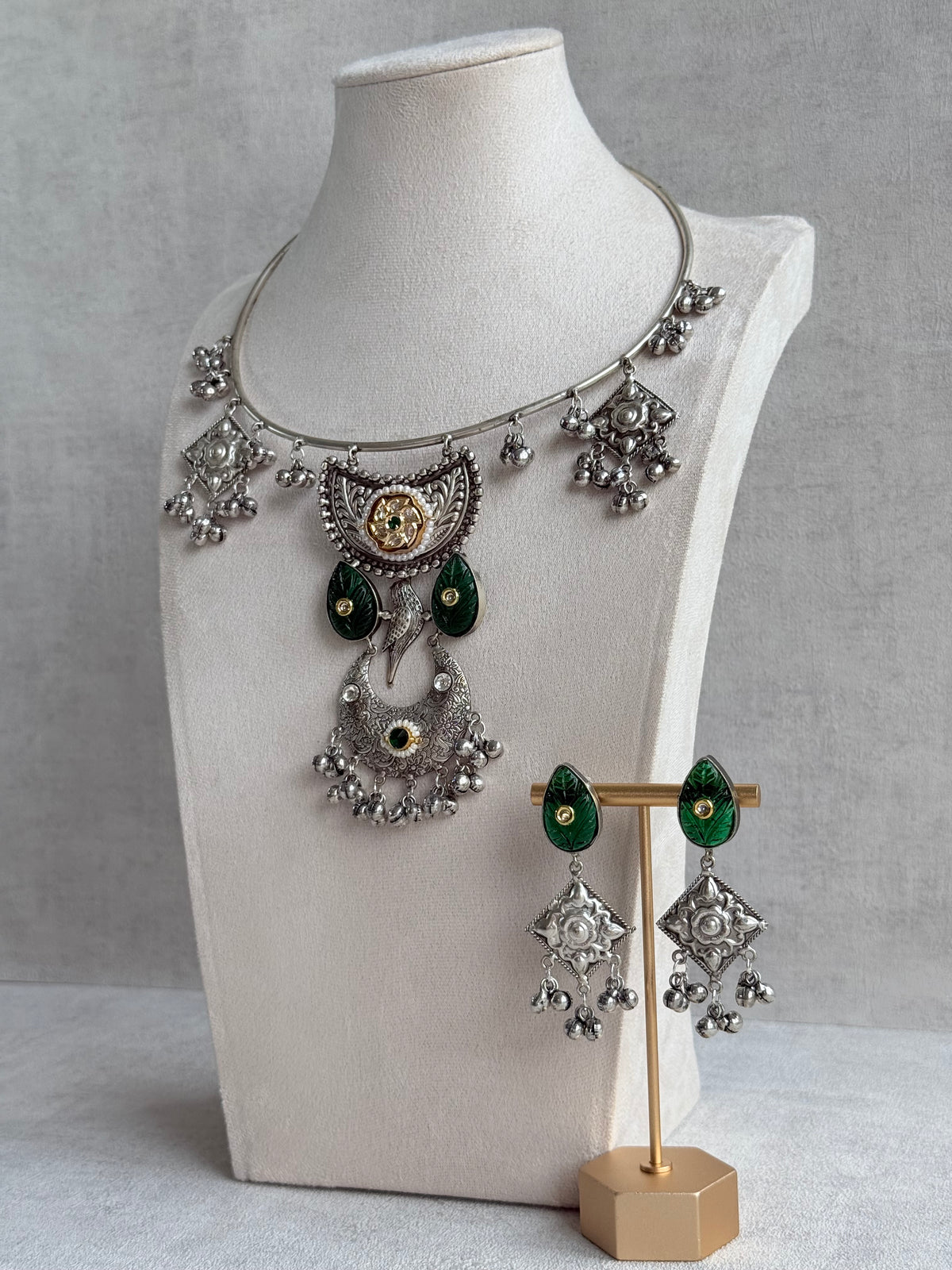 Ayura Designs Jiyana Collar Necklace Set – Emerald Green Carved Teardrop Stones & Oxidised Silver Finish