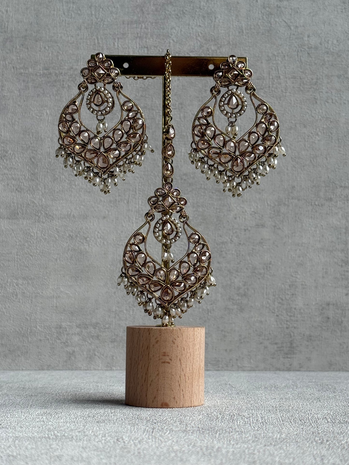 Ayura Designs Damini Tikka Set – Mirror-Cut Champagne Kundan Earrings & Tikka with Pearl Detailing
