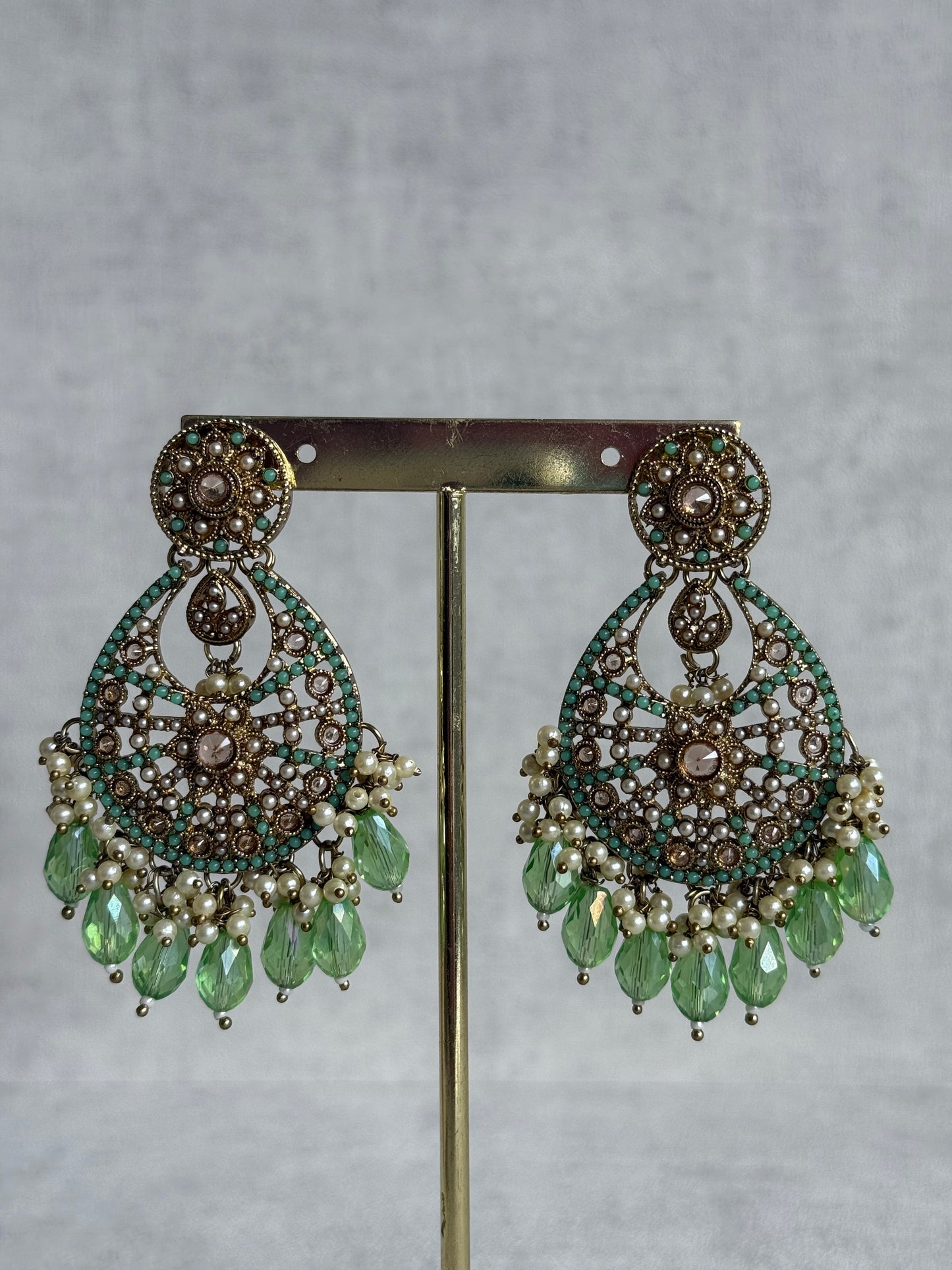 Ayura Designs Gaya Tikka Set with Earrings, Tikka & Sahara – Antique Gold with Pistachio Green Beads, Pearls & Mirror-Cut Stones