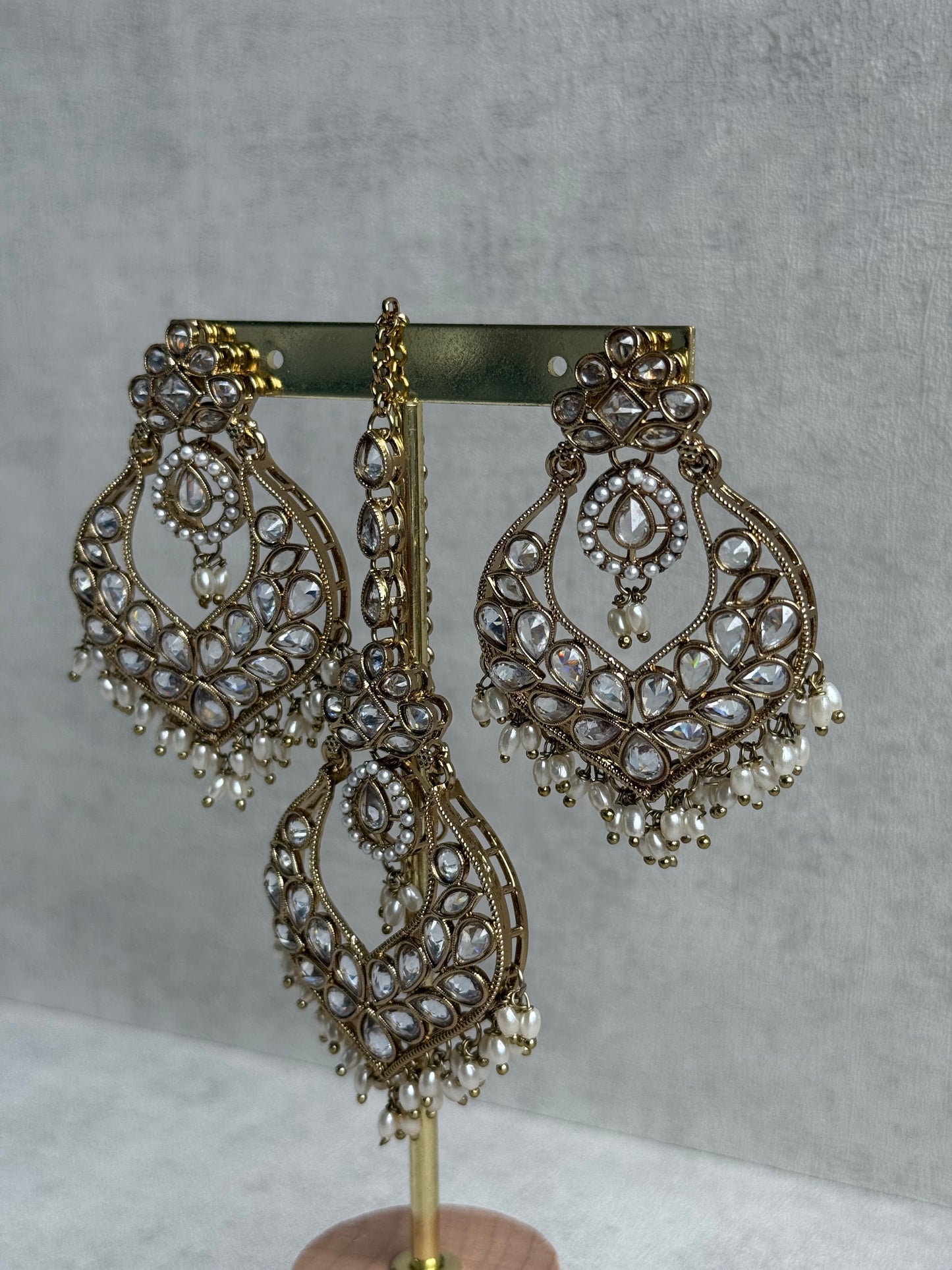 Ayura Designs Damini Tikka Set – Mirror-Cut Crystal Kundan Earrings & Tikka with Pearl Detailing