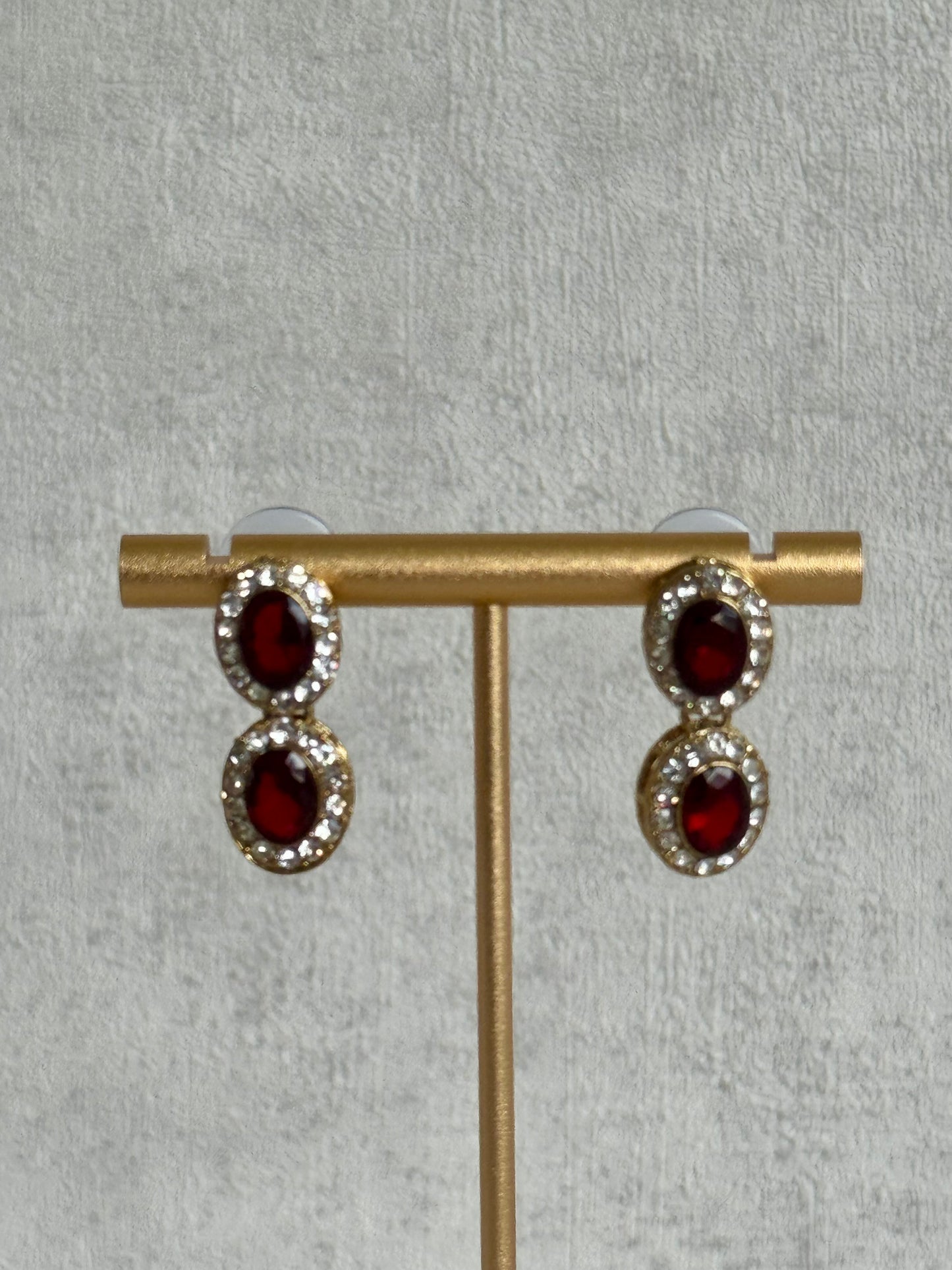 Ayura Designs Eira Set – Necklace, Earrings & Tikka with Ruby Red & Ivory Oval Stones in Antique Gold