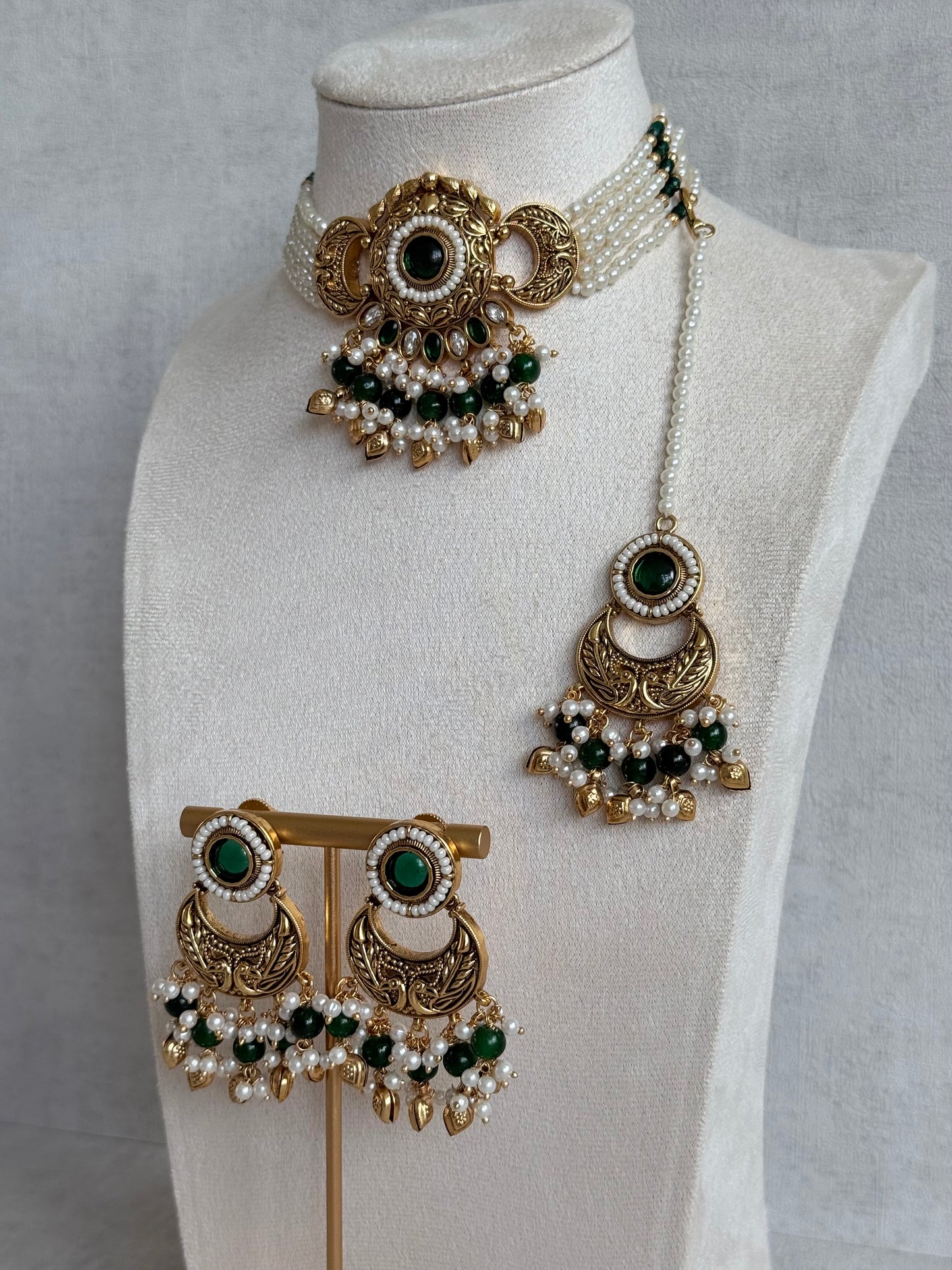 Ayura Designs Mehr Choker Set with Earrings & Tikka – Emerald Green Stones, Pearl Beads, Pearl Strands & Antique Gold Finish