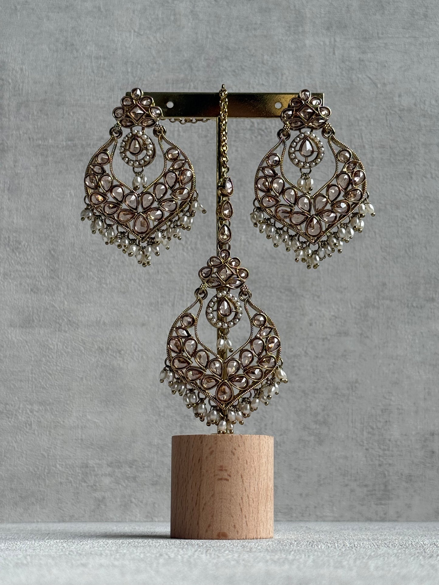 Ayura Designs Damini Tikka Set – Mirror-Cut Champagne Kundan Earrings & Tikka with Pearl Detailing