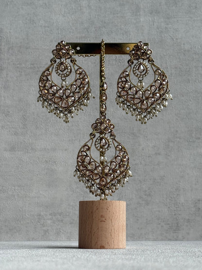 Ayura Designs Damini Tikka Set – Mirror-Cut Champagne Kundan Earrings & Tikka with Pearl Detailing